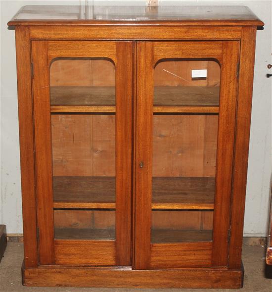 Mahogany glazed dwarf bookcase(-)